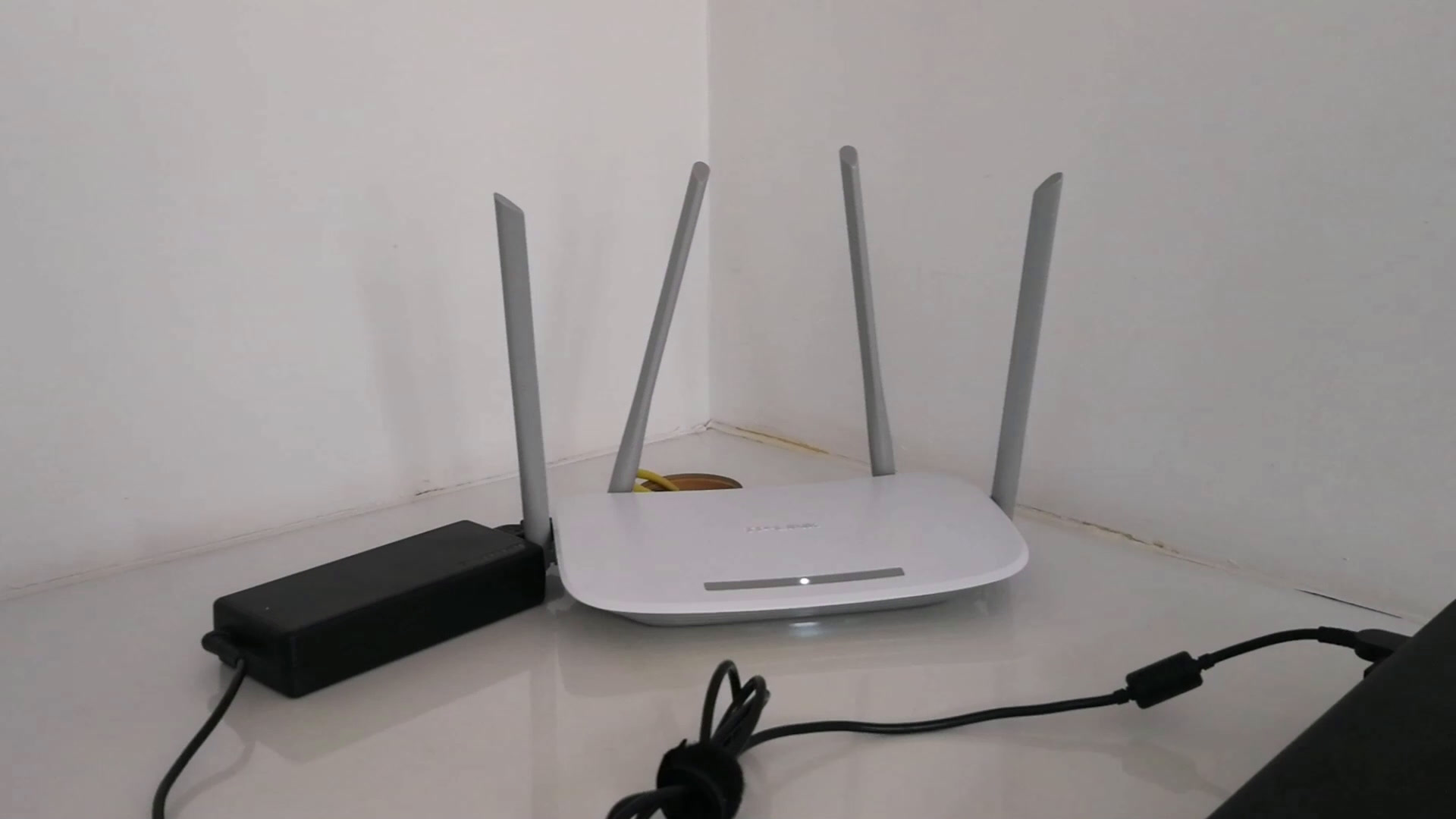 最近家里的网速很慢,路由器的四根天线如何调节有利于提高网速?