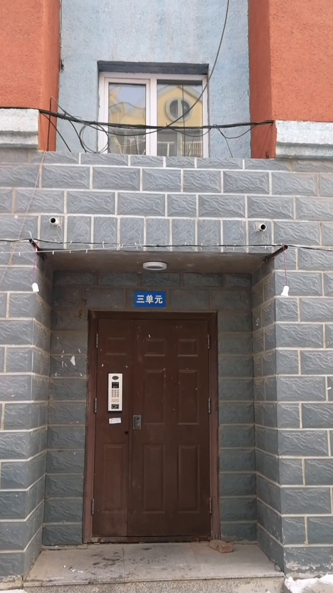 单元门上方有两根突出的管子是做什么用的?