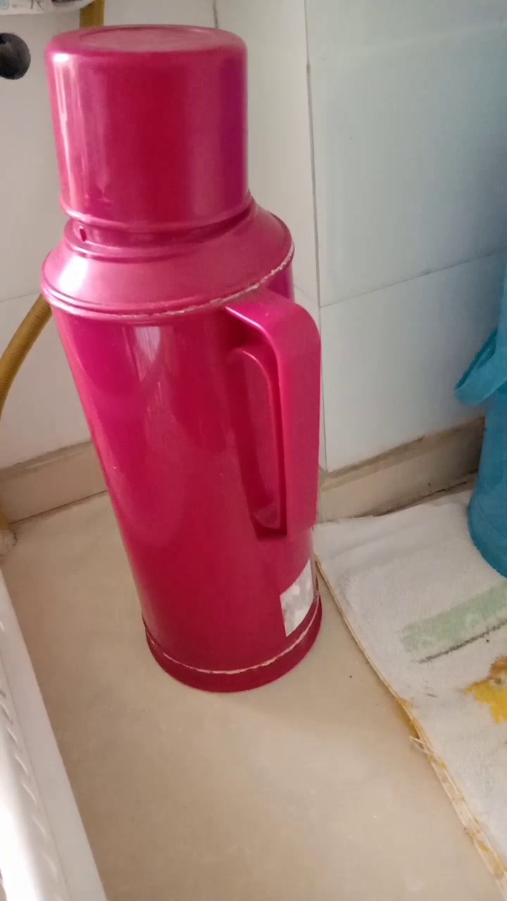 家里的开水瓶底下漏水是怎么回事?