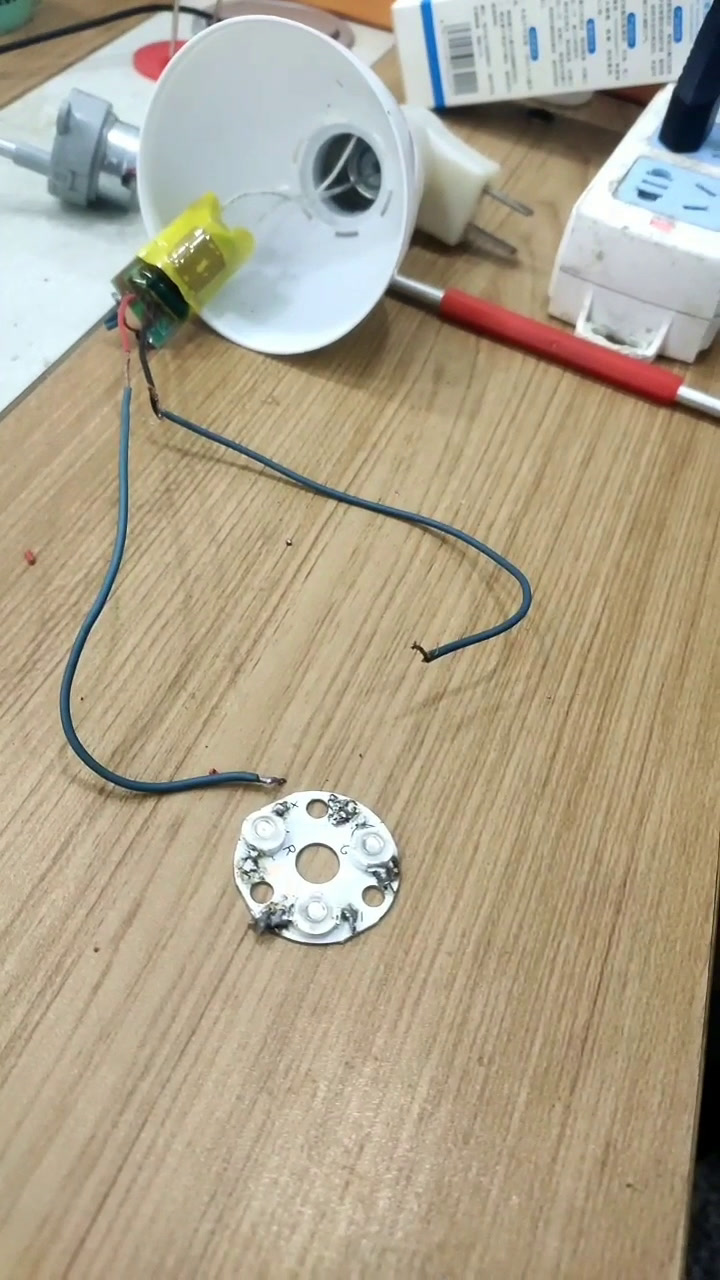 请问这个彩灯怎么接?