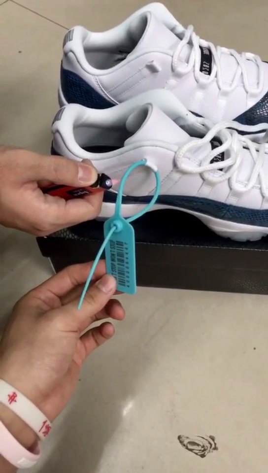 鞋子上的防伪扣怎么完整的取下来?