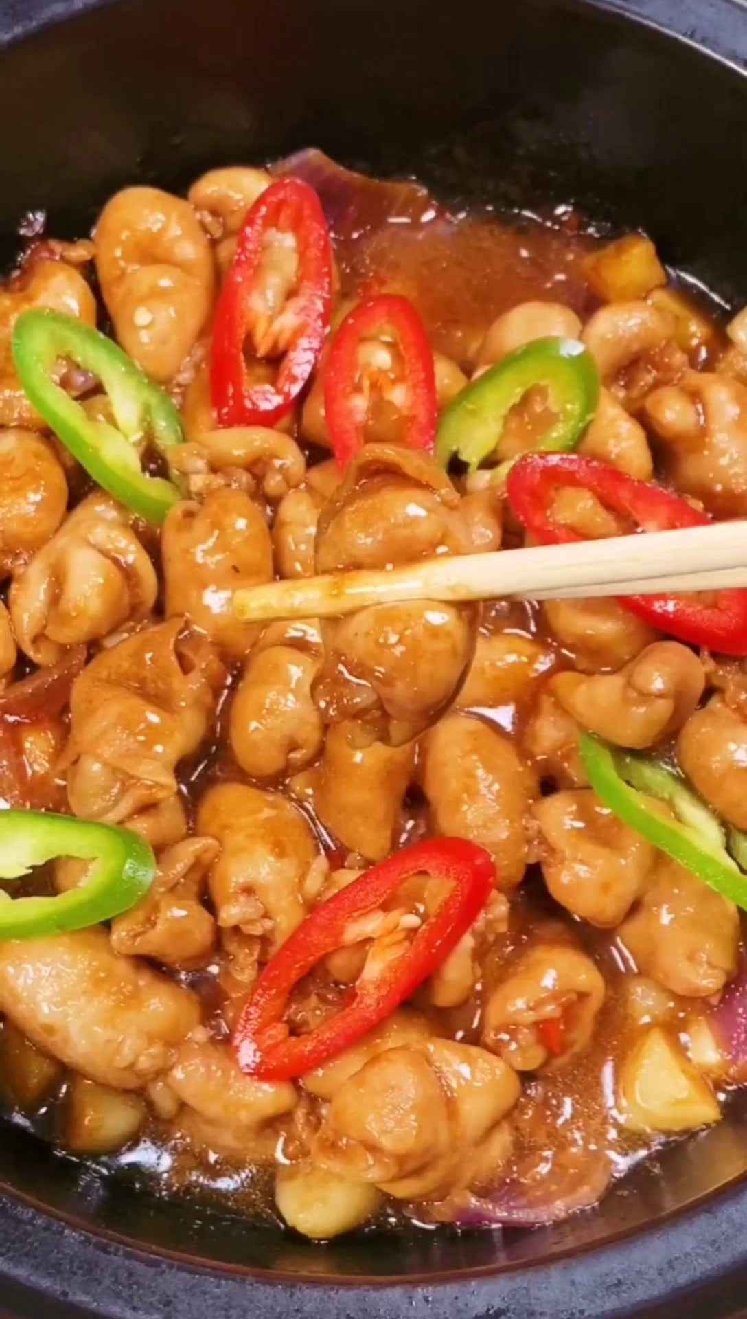 秘制砂锅肥肠的做法