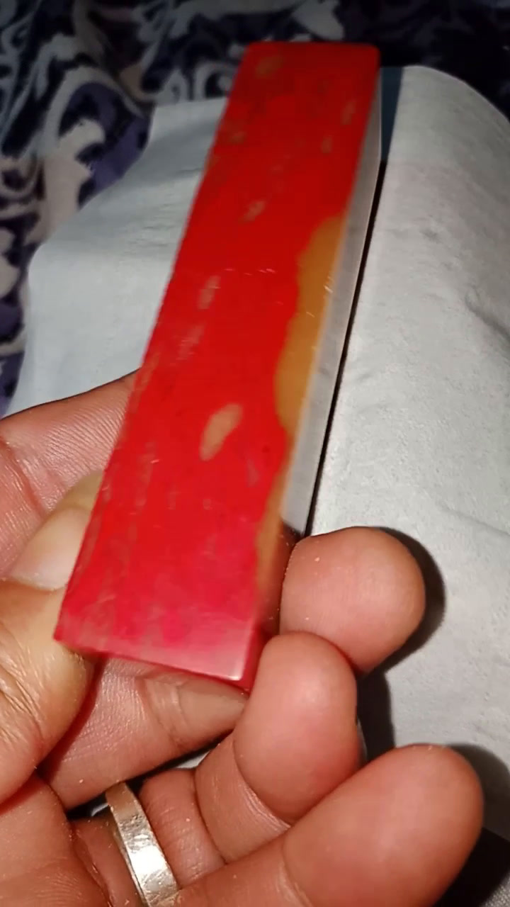 它是人工做出来的染色假鸡血石的吗?