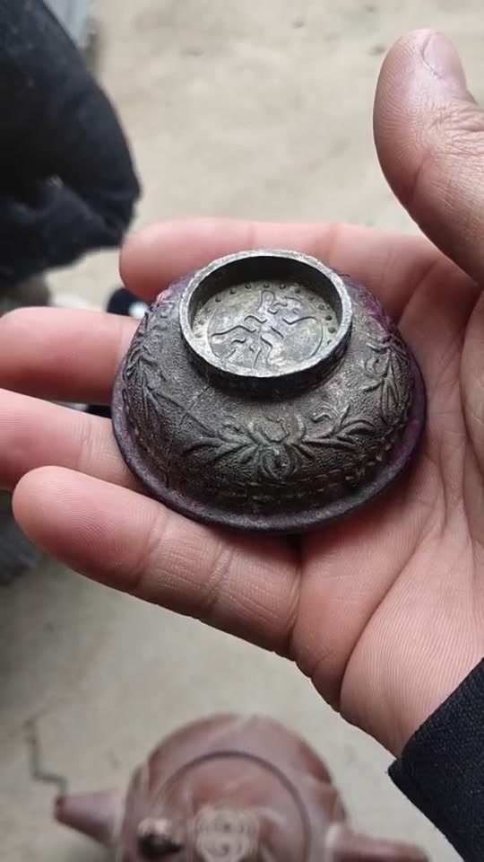 有一个古代的小铜碗 不知道有没有收藏价值?