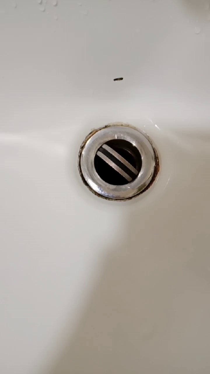 水放在手盆里一会就流没了,不过没有流到地下,是不是都流进下水道了?