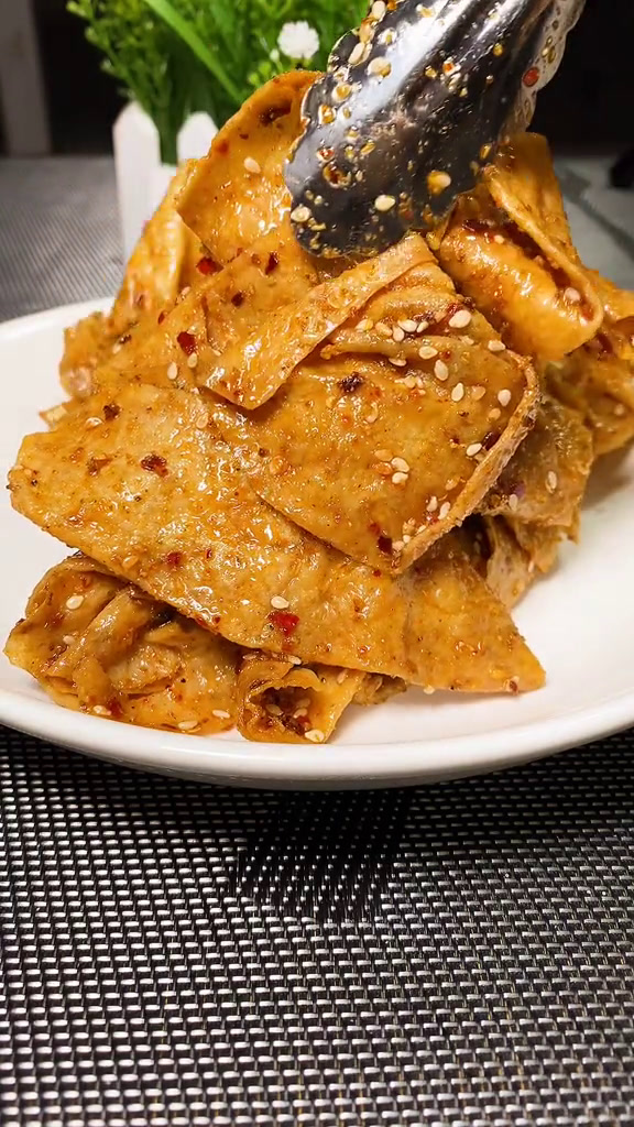 炒辣条的做法,炒辣条怎么做好吃,炒辣条的家常