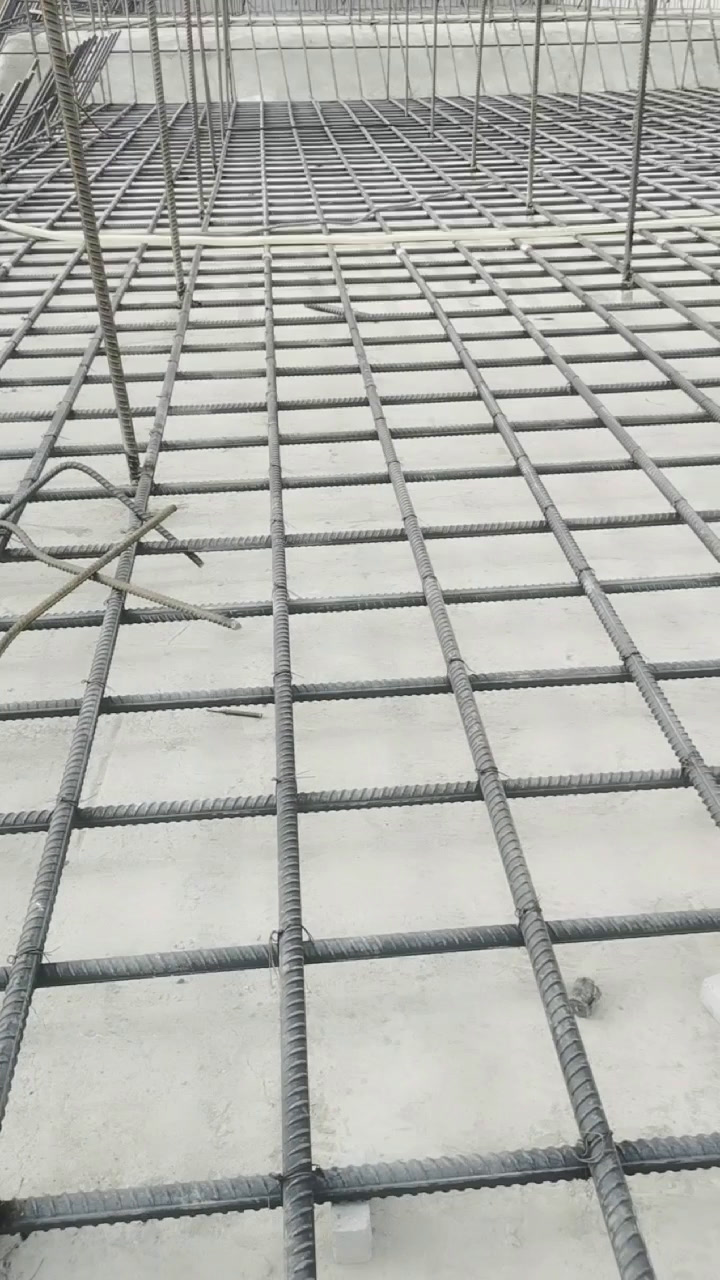 筏板基础施工中可以把马凳的上横铁取消直接把筏板上铁焊在这跟立筋