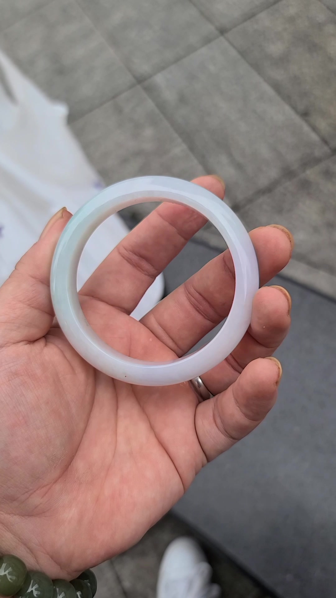 想问下这只翡翠手镯的价值?