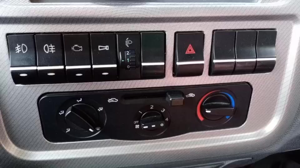 豪沃4.2米厢货空调没有ac键冬天开暖风压缩机工作吗?