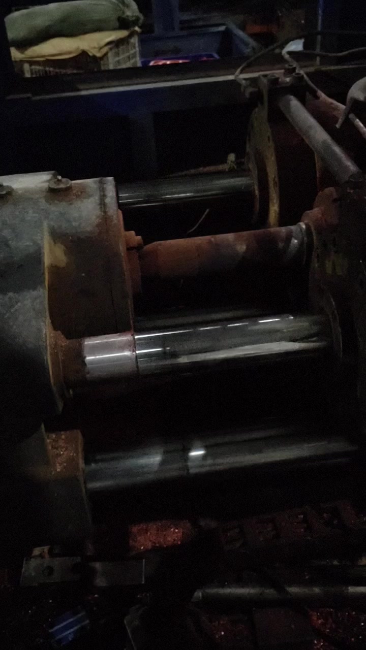 注塑机开模锁模射胶和顶针工作时螺杆都会转是什么原因?