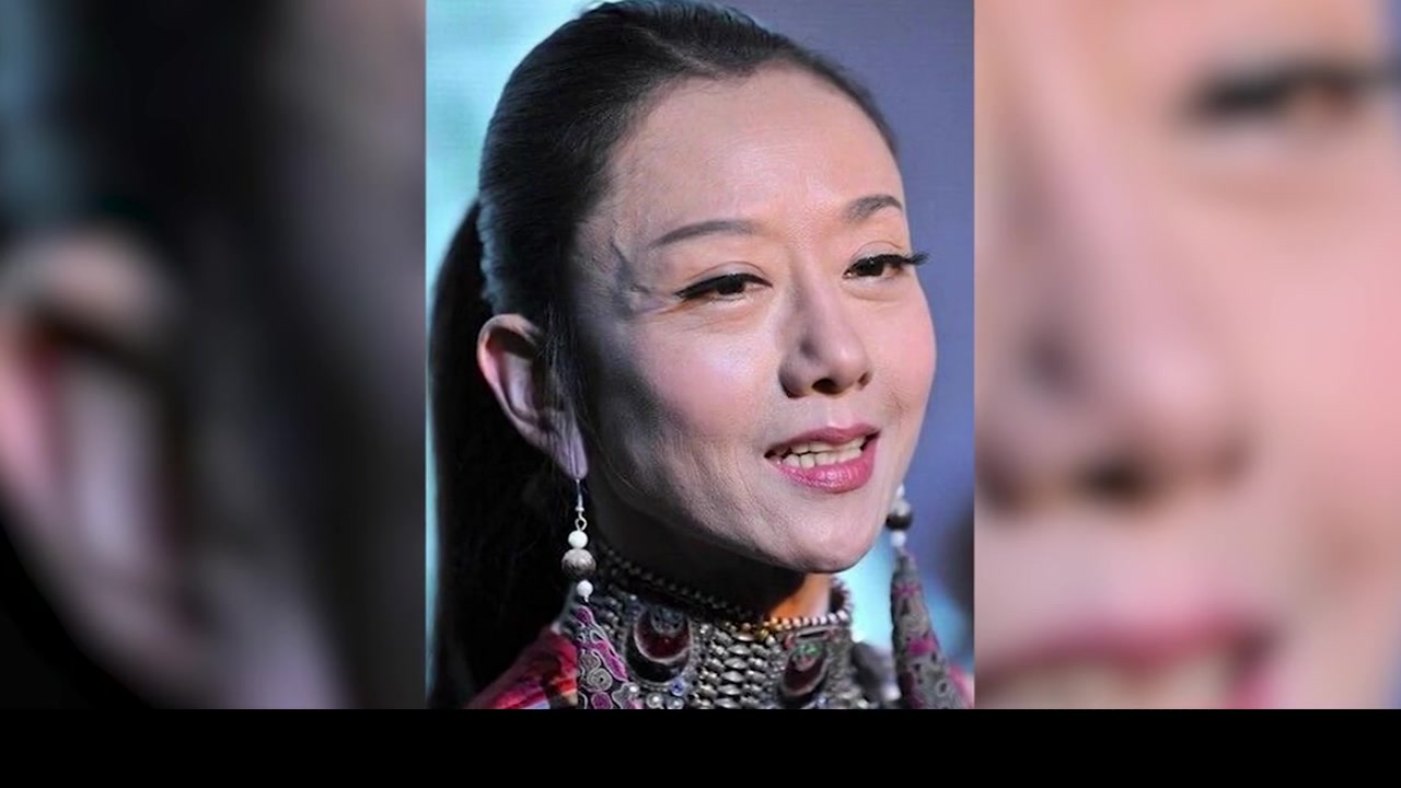 杨丽萍10年都没有摘帽子,背后的原因是什么?